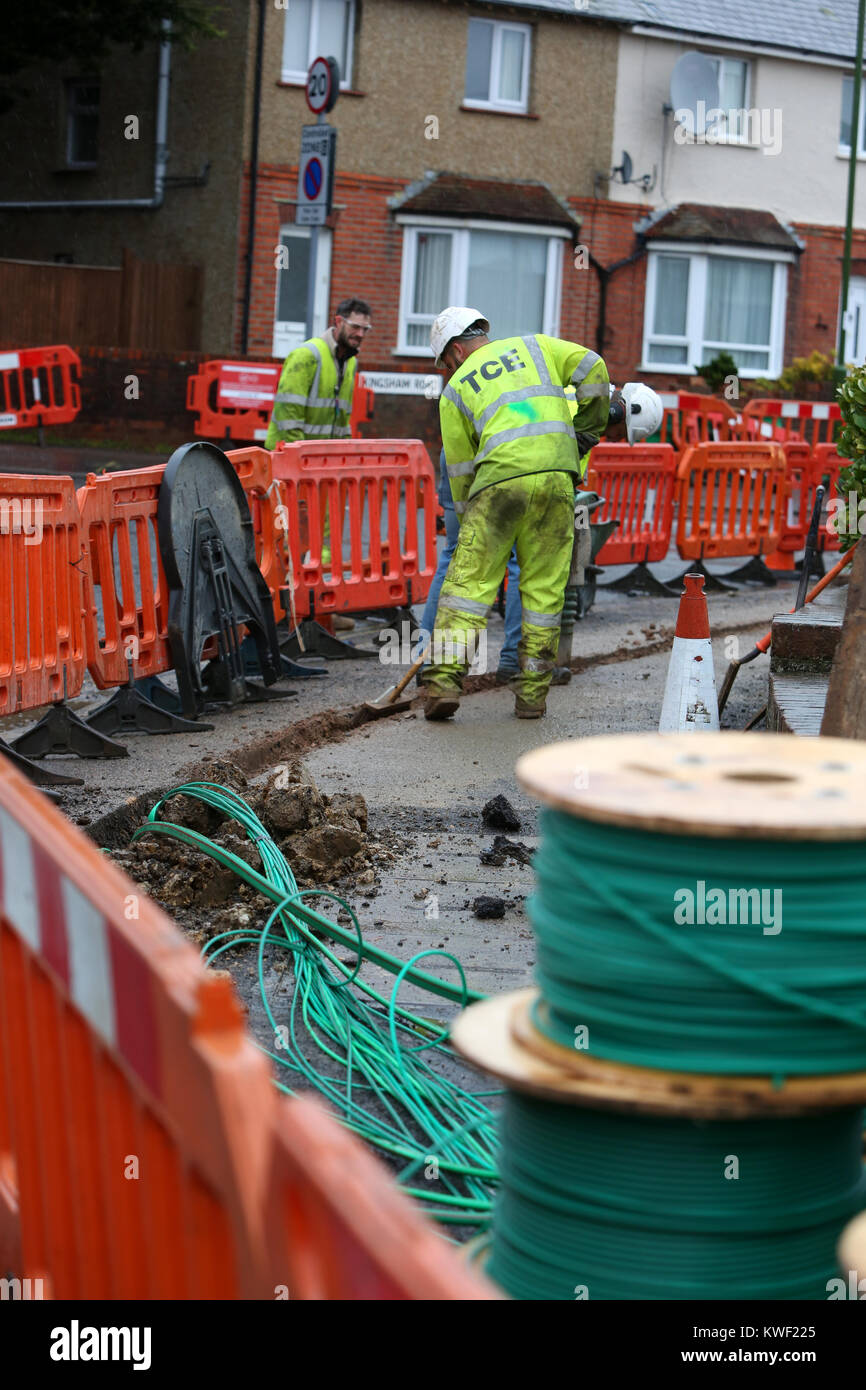 Arbeiter dargestellt Installieren von Virgin Media ultraschnelle Breitband in Wohnstraßen in Chichester, West Sussex, UK. Stockfoto