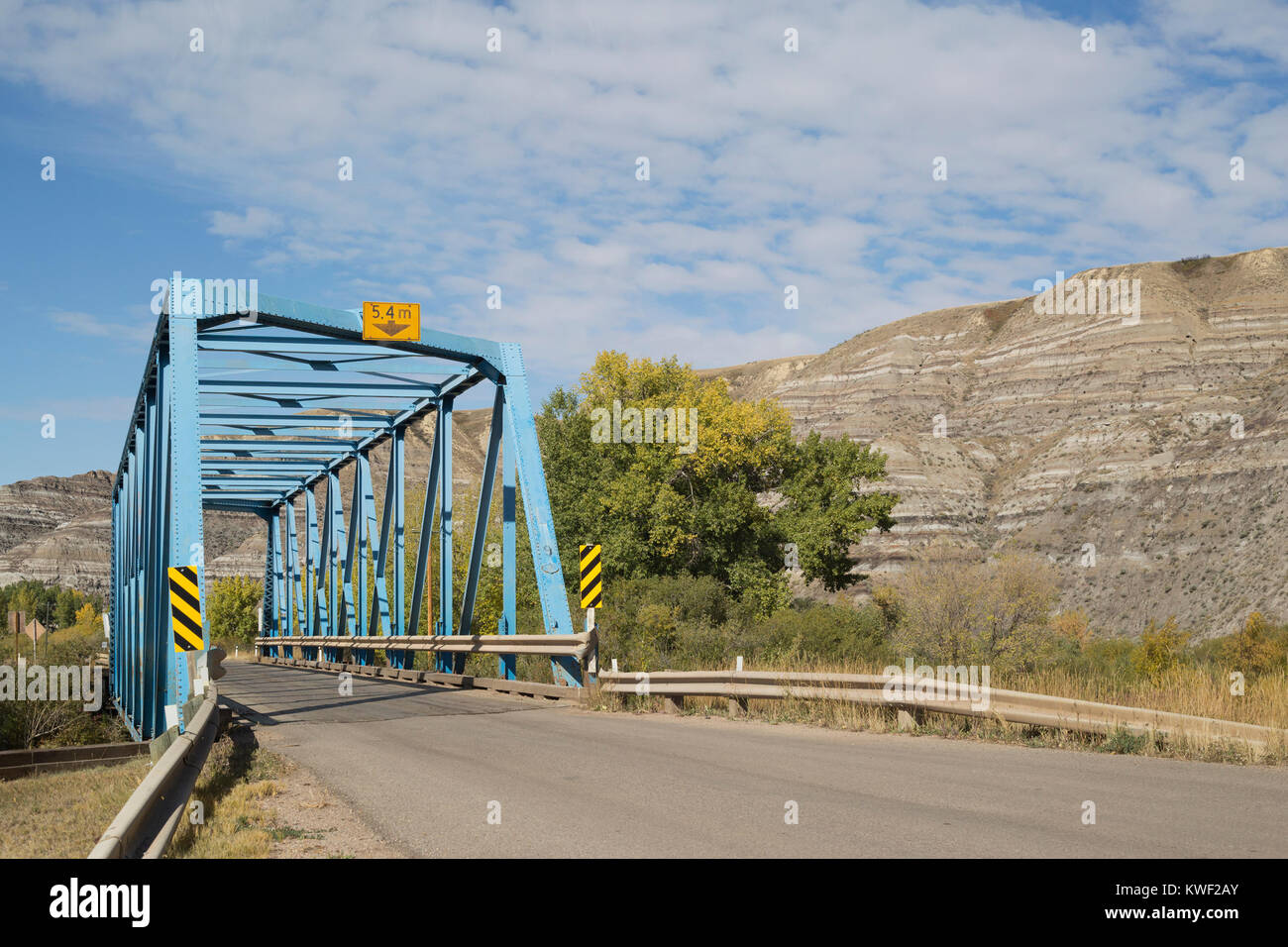 Einspurige Metallbrücke, #9 einer Serie von 11 Brücken über den Rosebud River auf einer 6 km langen Strecke von Rosedale nach Wayne im ländlichen Alberta, Kanada Stockfoto