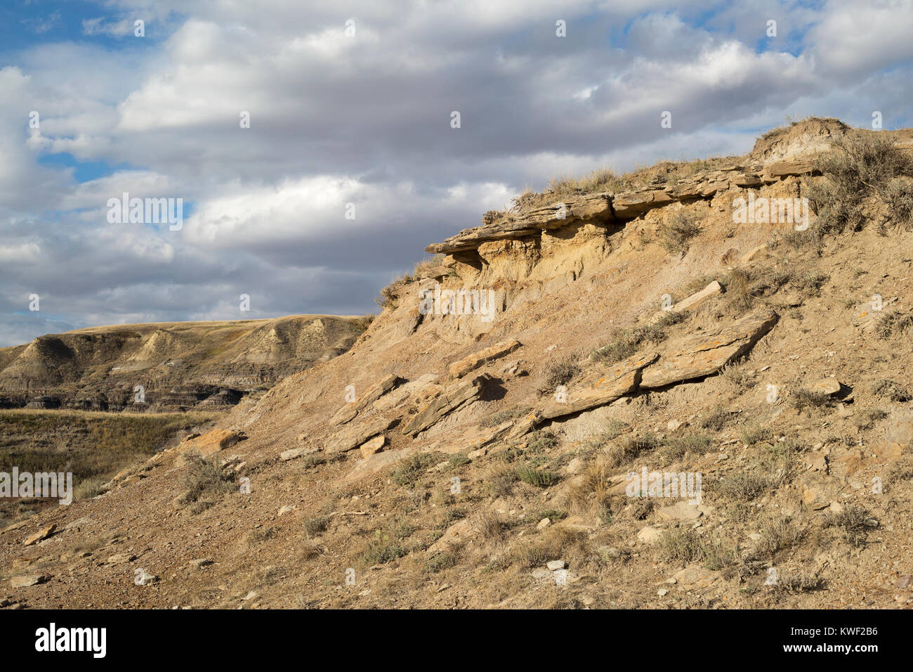 Hangabbruchkanten in Alberta badlands, mit Sandstein Layer über bentonit Clay Stockfoto