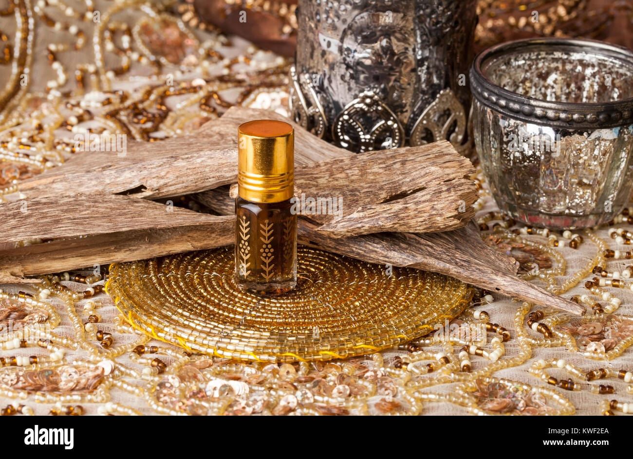 Agarwood, auch aloeswood, ätherisches Öl und Räucherwerk Chips genannt Stockfoto
