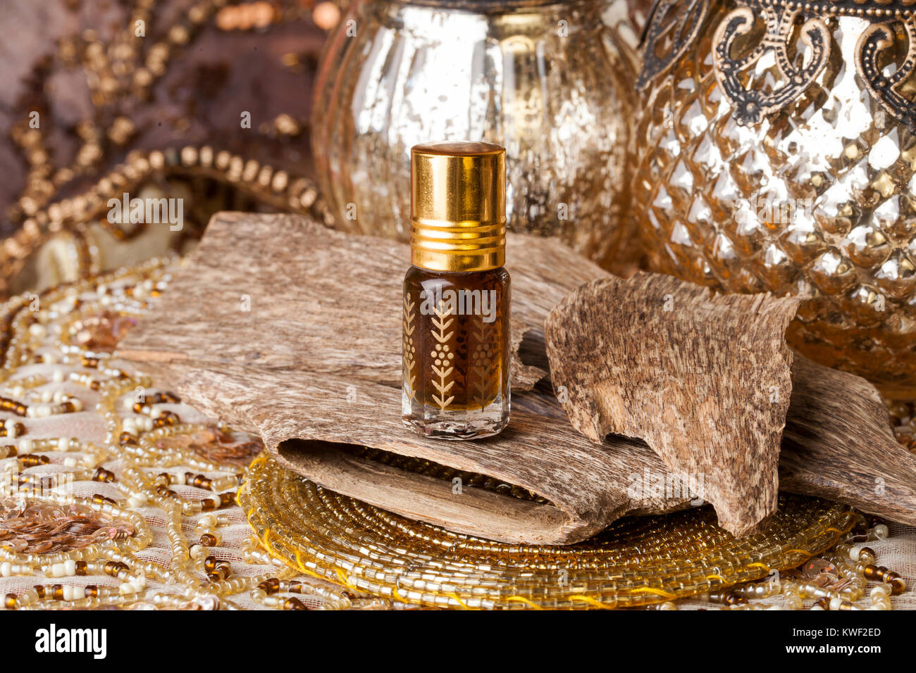 Agarwood, auch aloeswood, ätherisches Öl und Räucherwerk Chips genannt Stockfoto