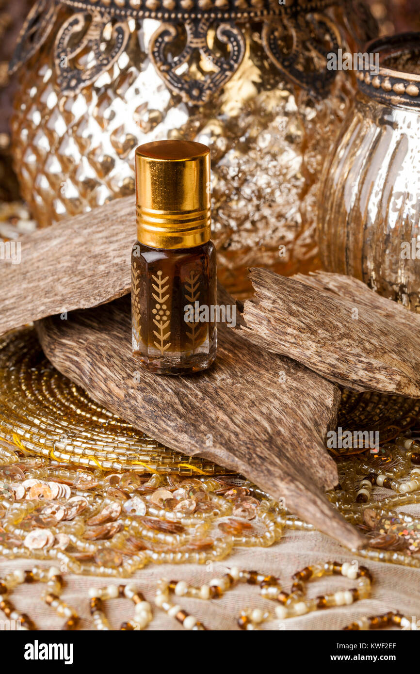 Agarwood Auch Aloeswood Atherisches Ol Und Raucherwerk Chips Genannt Stockfotografie Alamy