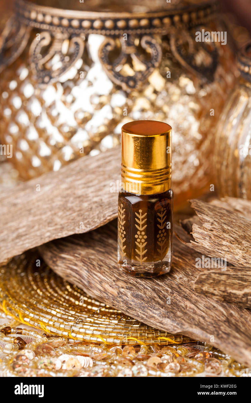 Agarwood, auch aloeswood, ätherisches Öl und Räucherwerk Chips genannt Stockfoto