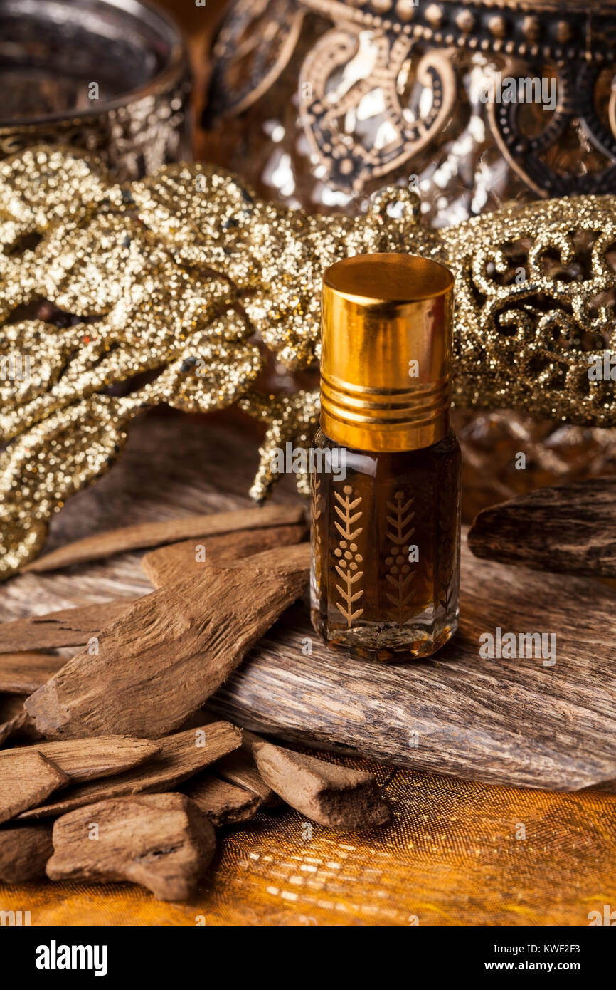 Agarwood, auch aloeswood, ätherisches Öl und Räucherwerk Chips genannt Stockfoto
