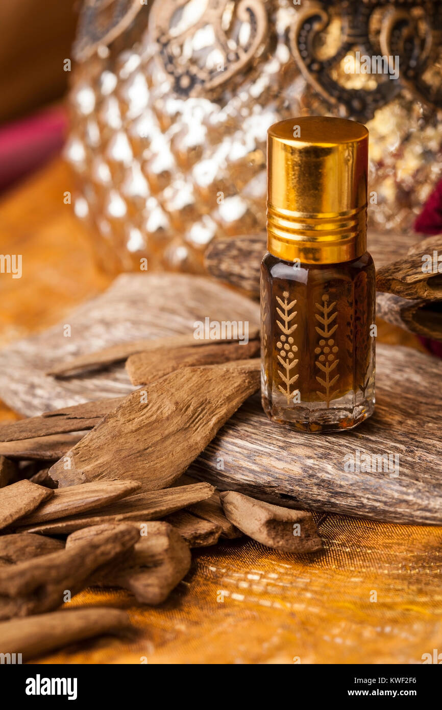 Agarwood, auch aloeswood, ätherisches Öl und Räucherwerk Chips genannt Stockfoto
