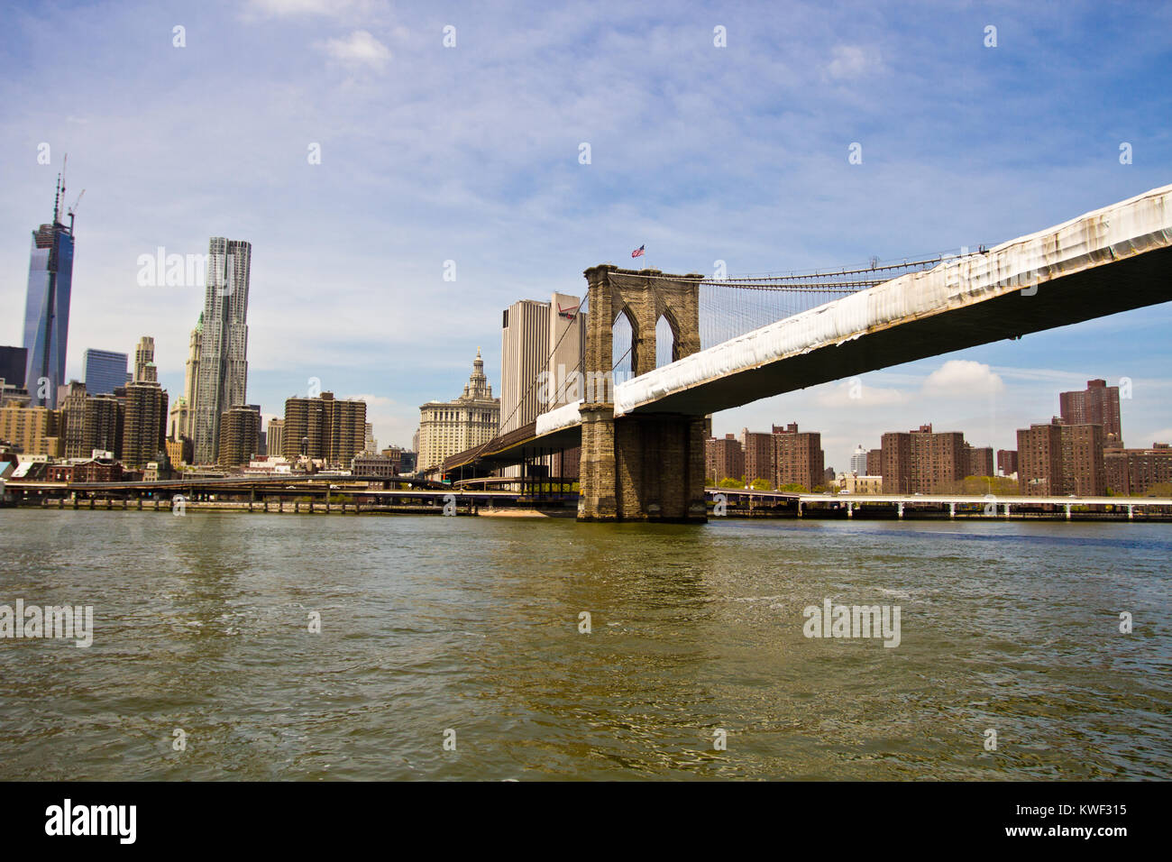 Die Brooklyn Bridge ist eine hybride Schrägseilbrücke/Suspension Bridge in New York City und ist eine der ältesten Straßen, Brücken in den Vereinigten Staaten. Stockfoto