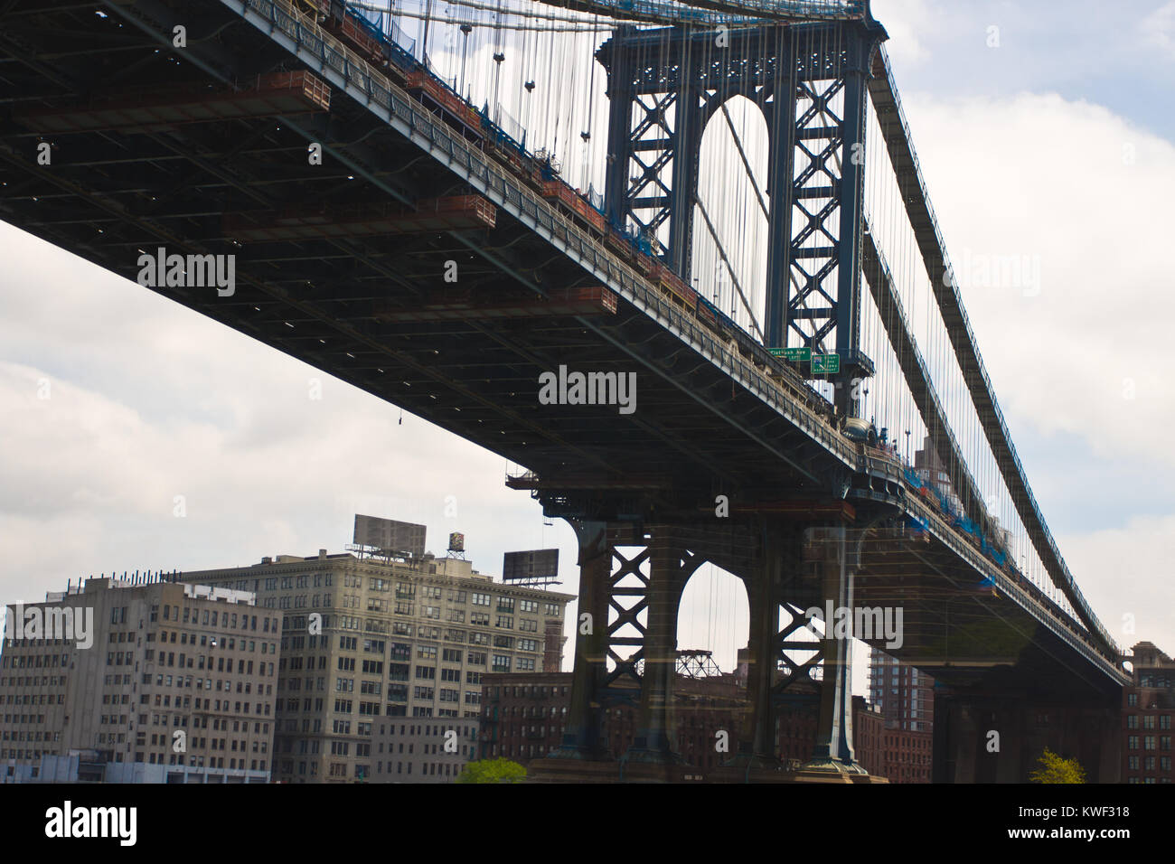 Die Brooklyn Bridge ist eine hybride Schrägseilbrücke/Suspension Bridge in New York City und ist eine der ältesten Straßen, Brücken in den Vereinigten Staaten. Stockfoto