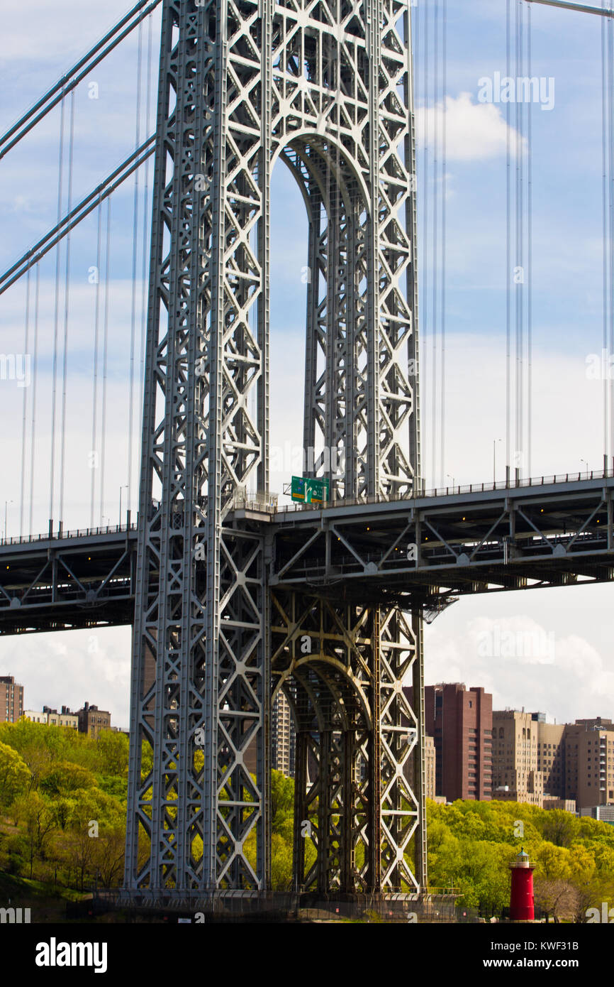 Die Brooklyn Bridge ist eine hybride Schrägseilbrücke/Suspension Bridge in New York City und ist eine der ältesten Straßen, Brücken in den Vereinigten Staaten. Stockfoto