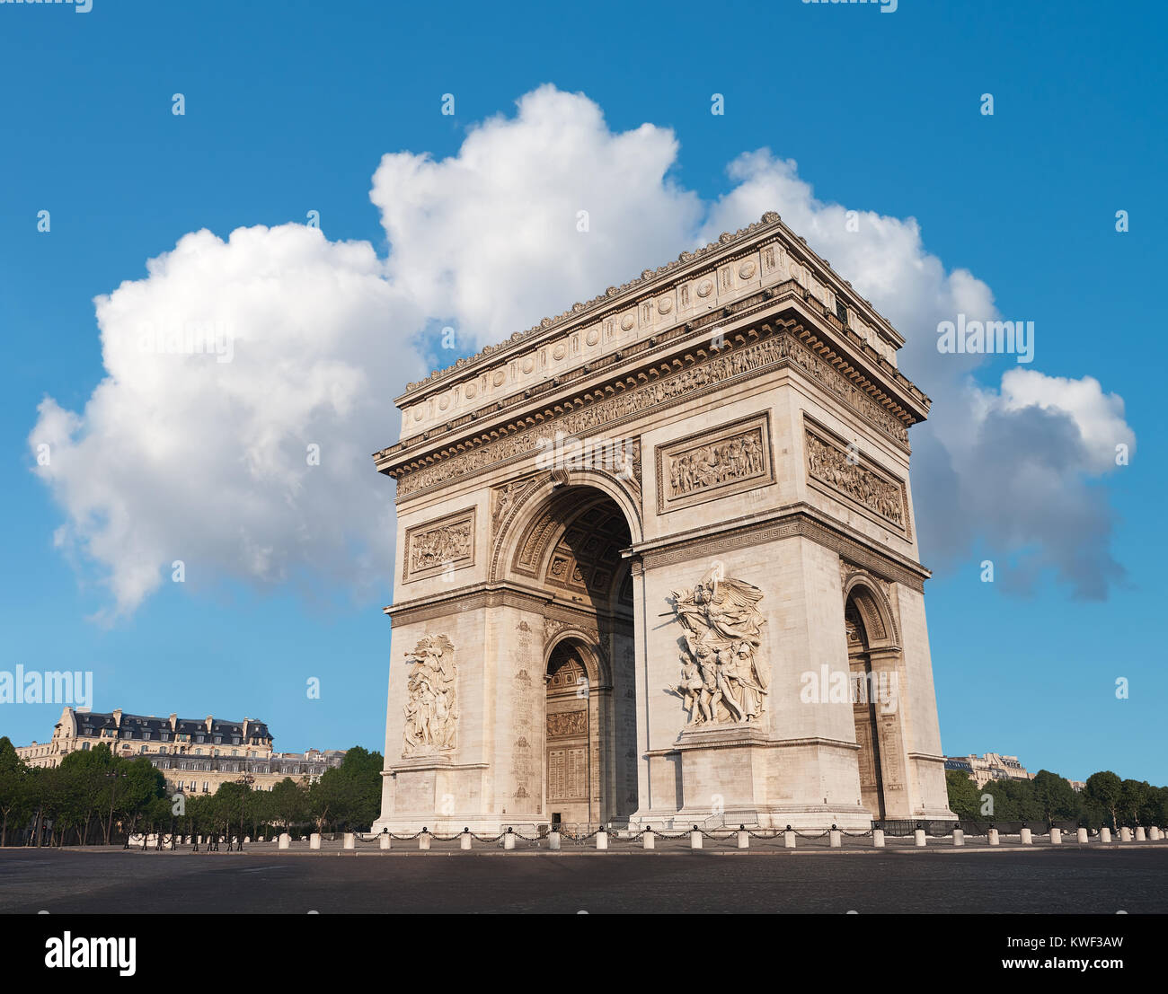 Arc de Triumph in Paris, Frankreich, an einem hellen Morgen Stockfoto