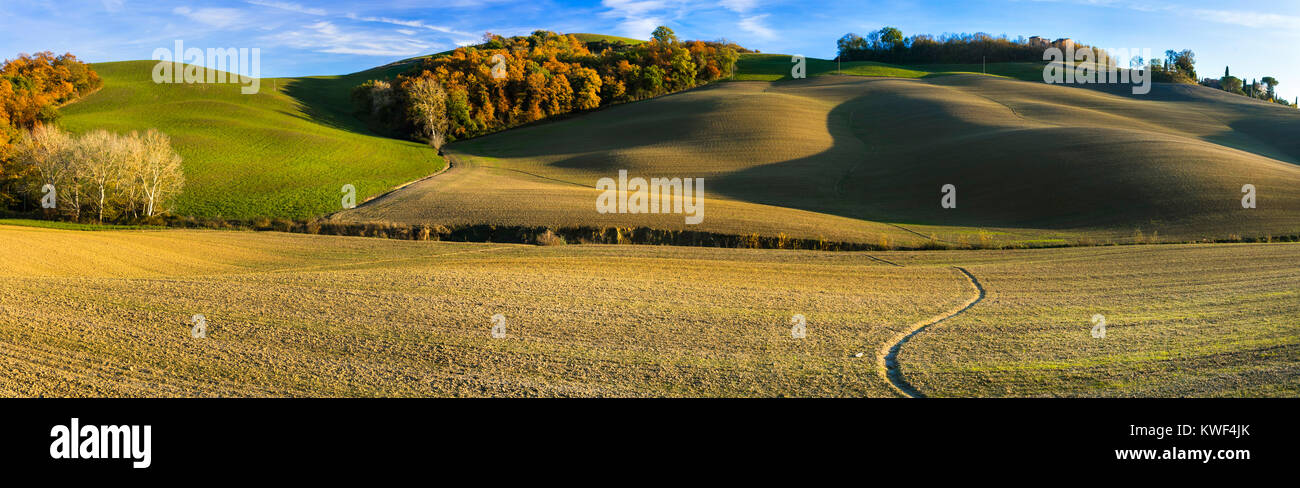 Beeindruckende Herbst Landschaft, Panoramaaussicht, Crete Senesi, Toskana, Italien. Stockfoto
