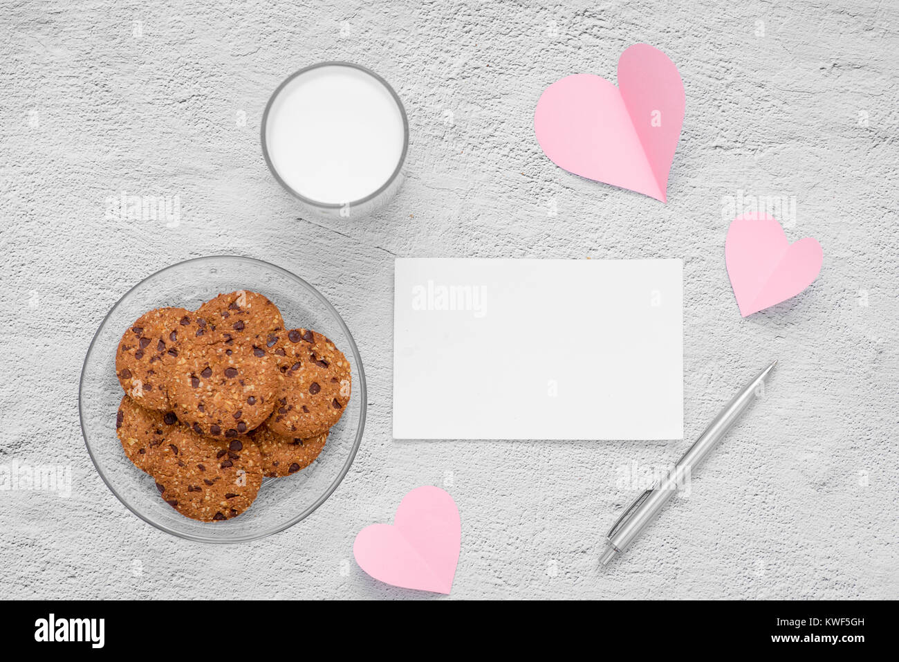 Valentine Herz cookies mit Grußkarte auf Stein Tabelle, Ansicht von oben Stockfoto