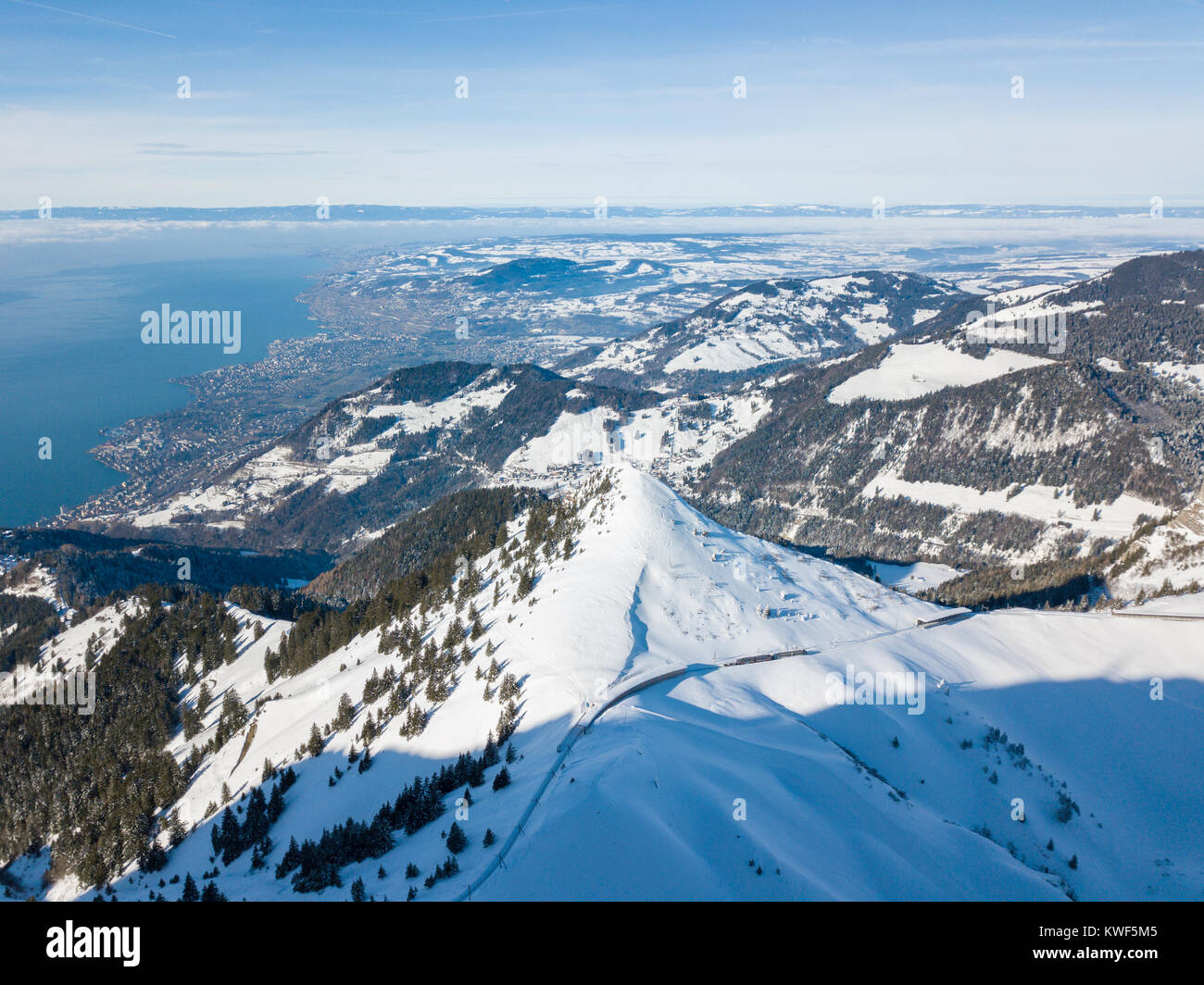 Eine Drohne Bild des Rochers de Naye in den Schweizer Alpen, mit Blick auf den Genfer See in der Nähe von Montreux und Villeneuve, im Kanton Waadt. Durch die drone in De genommen. Stockfoto