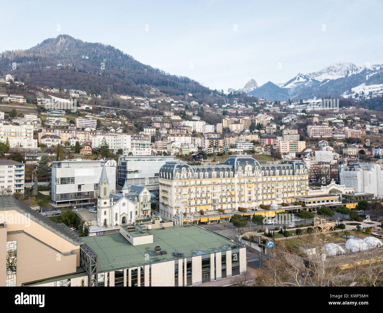 Montreux ist ein traditionelles Resort Stadt in der Schweiz am Ufer des Genfer Sees. Es ist berühmt für seine jährlichen Jazz Festival. Bild von einer Drohne getroffen. Stockfoto