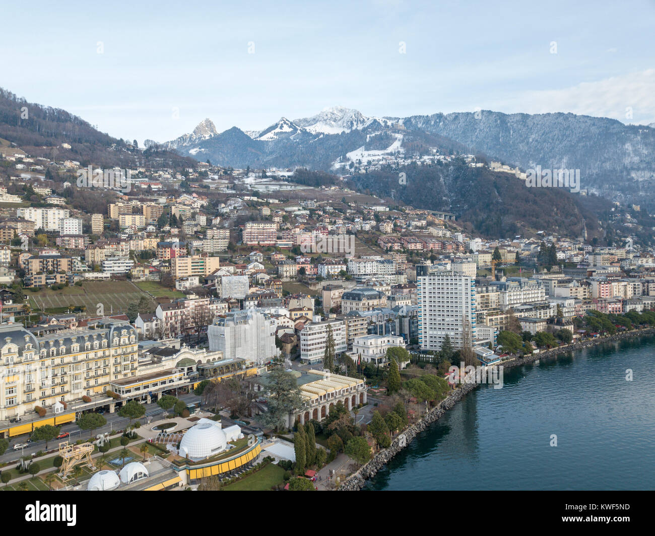 Montreux ist ein traditionelles Resort Stadt in der Schweiz am Ufer des Genfer Sees. Es ist berühmt für seine jährlichen Jazz Festival. Bild von einer Drohne getroffen. Stockfoto