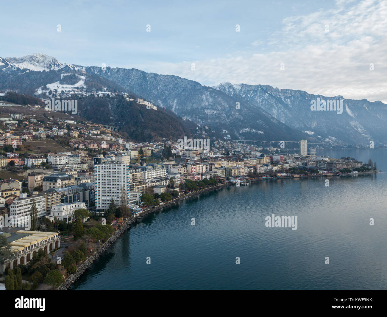 Montreux ist ein traditionelles Resort Stadt in der Schweiz am Ufer des Genfer Sees. Es ist berühmt für seine jährlichen Jazz Festival. Bild von einer Drohne getroffen. Stockfoto