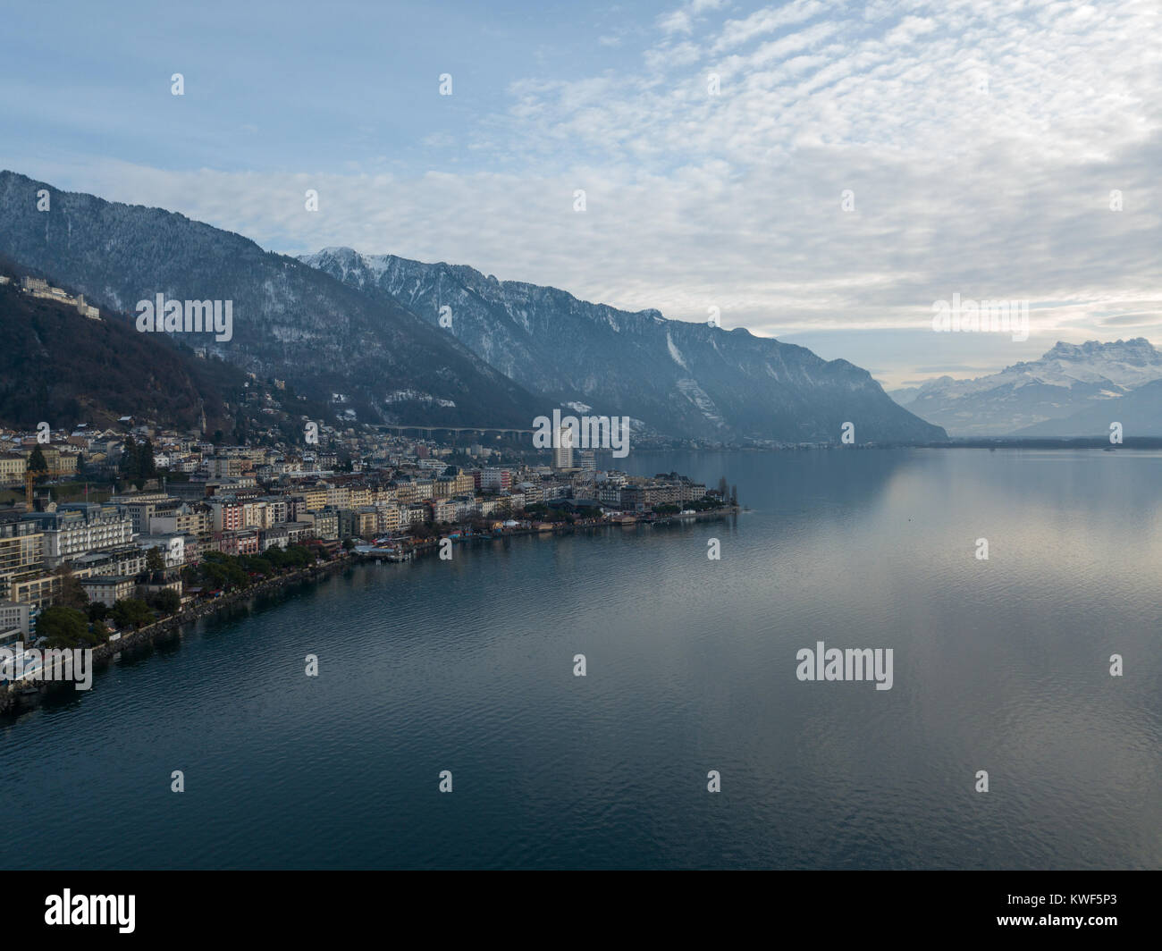 Montreux ist ein traditionelles Resort Stadt in der Schweiz am Ufer des Genfer Sees. Es ist berühmt für seine jährlichen Jazz Festival. Bild von einer Drohne getroffen. Stockfoto