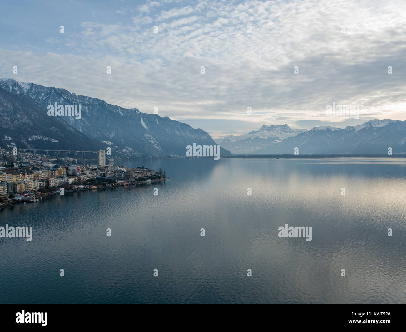 Montreux ist ein traditionelles Resort Stadt in der Schweiz am Ufer des Genfer Sees. Es ist berühmt für seine jährlichen Jazz Festival. Bild von einer Drohne getroffen. Stockfoto