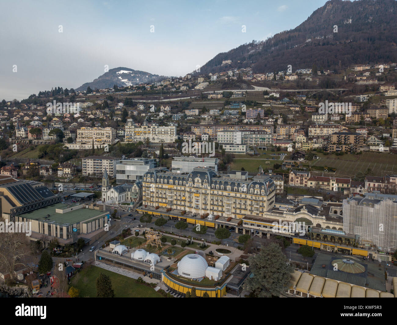 Montreux ist ein traditionelles Resort Stadt in der Schweiz am Ufer des Genfer Sees. Es ist berühmt für seine jährlichen Jazz Festival. Bild von einer Drohne getroffen. Stockfoto