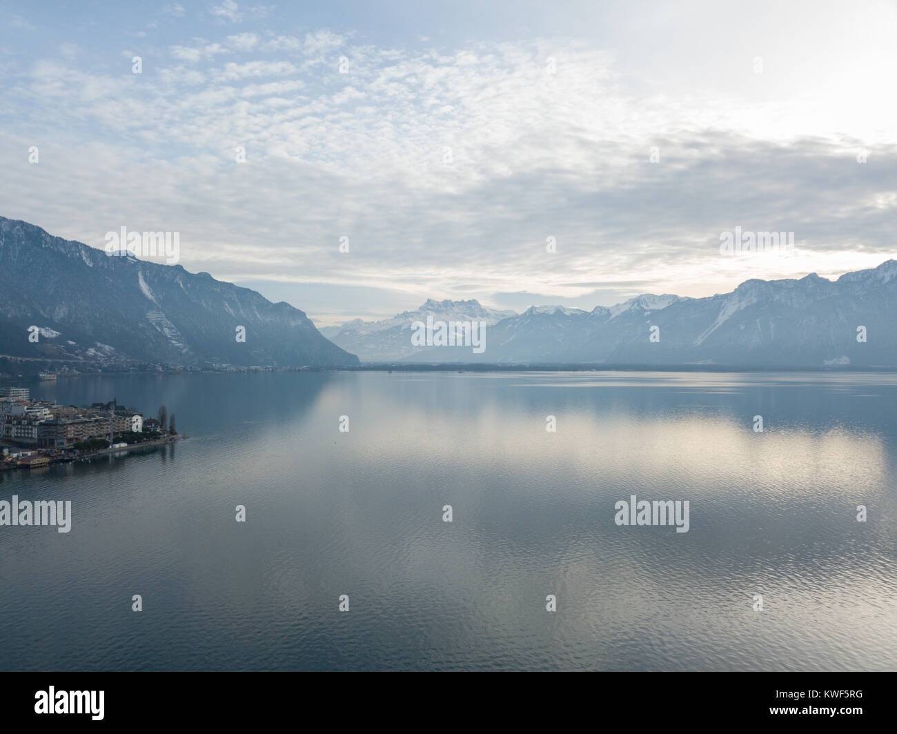 Montreux ist ein traditionelles Resort Stadt in der Schweiz am Ufer des Genfer Sees. Es ist berühmt für seine jährlichen Jazz Festival. Bild von einer Drohne getroffen. Stockfoto