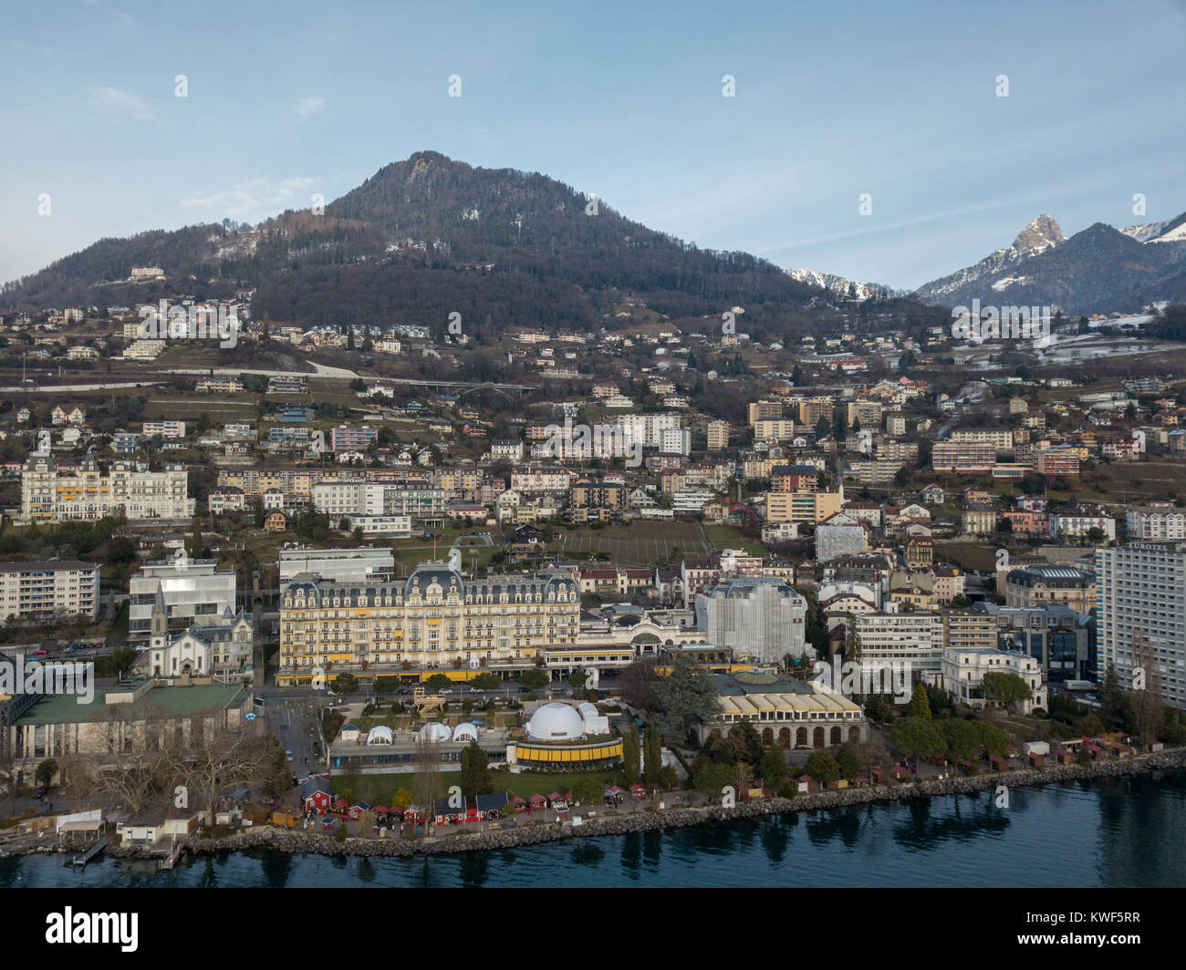 Montreux ist ein traditionelles Resort Stadt in der Schweiz am Ufer des Genfer Sees. Es ist berühmt für seine jährlichen Jazz Festival. Bild von einer Drohne getroffen. Stockfoto