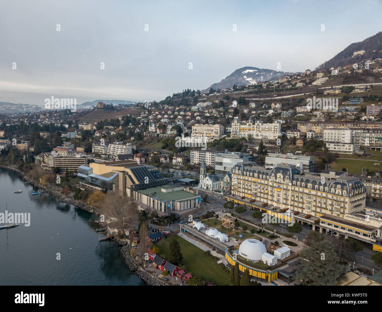 Montreux ist ein traditionelles Resort Stadt in der Schweiz am Ufer des Genfer Sees. Es ist berühmt für seine jährlichen Jazz Festival. Bild von einer Drohne getroffen. Stockfoto