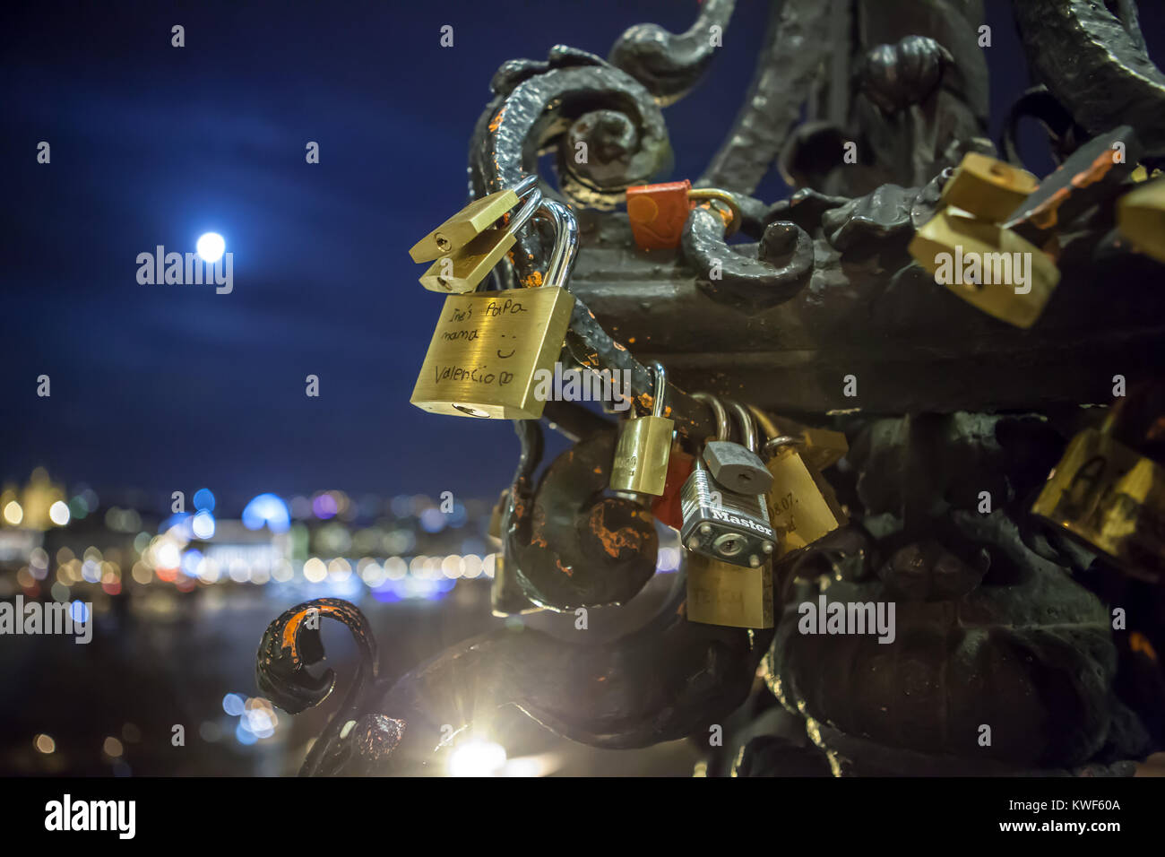 Schlösser der Liebe auf einer eisernen Säule auf der Burg in Budapest Blick auf die Donau im Mondlicht. Januar 2018 Stockfoto