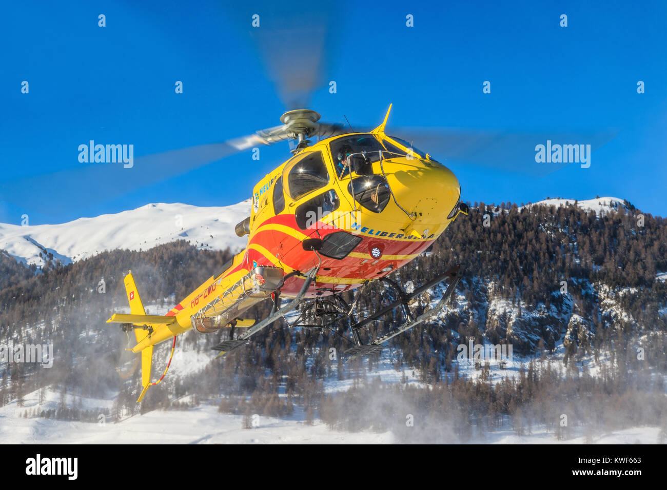 Samedan/Switzerlad: HB-ZMU Eurocopter AS350 B3 Ecureuil e am Engadin Airport in Samedan/Schweiz 18.02.2017 Stockfoto