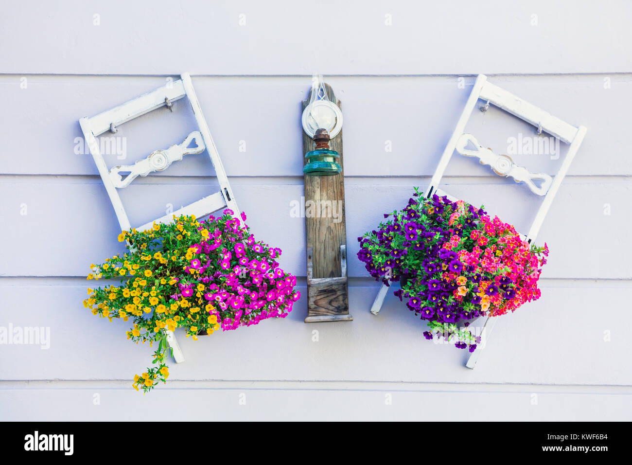 Alte strets Griechenlands, mit Stühlen und Blumenschmuck, Naxos. Stockfoto