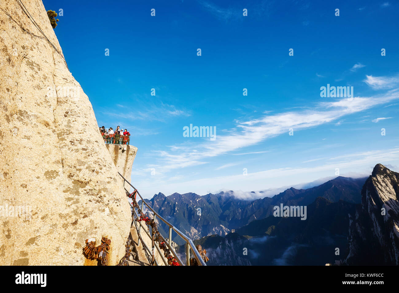 Mount Hua, Provinz Shaanxi, China - Oktober 6, 2017: Touristen auf einem Aussichtspunkt oberhalb der Plank Road in den Himmel, Welten die meisten gefährlichen Wanderung. Stockfoto