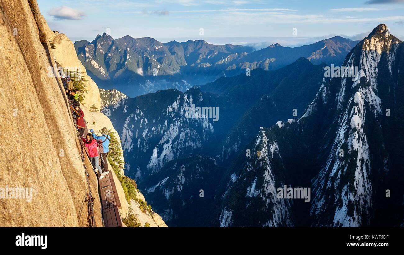 Mount Hua, Provinz Shaanxi, China - Oktober 6, 2017: Touristen auf der Planke gehen in den Himmel, Welten die meisten gefährlichen Weg. Stockfoto