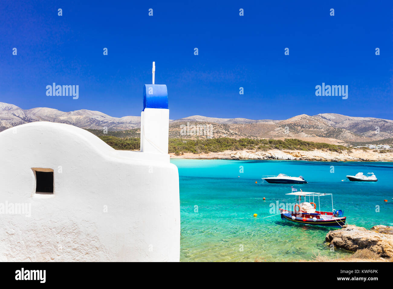Traditionelle weiße Kirche auf der Insel Naxos, Griechenland. Stockfoto