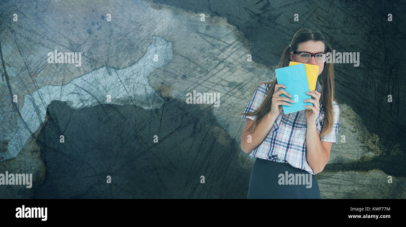 Zusammengesetztes Bild geeky Hipster versteckt ihr Gesicht hinter Notizblock Stockfoto