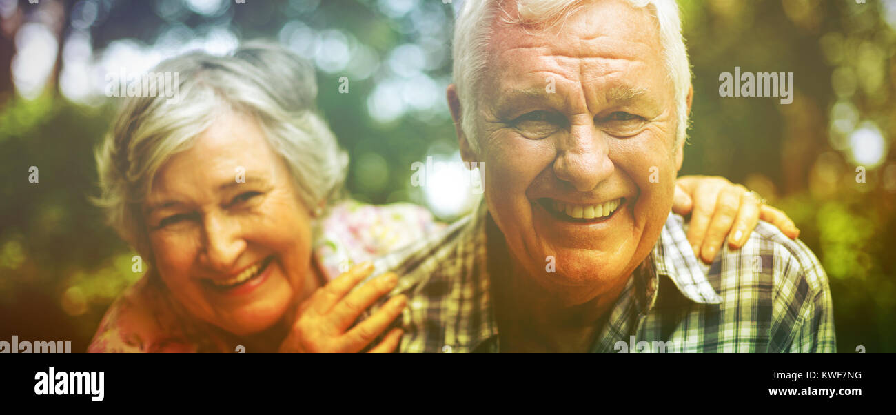 Portrait von Senior Paar in Hinterhof lachen Stockfoto