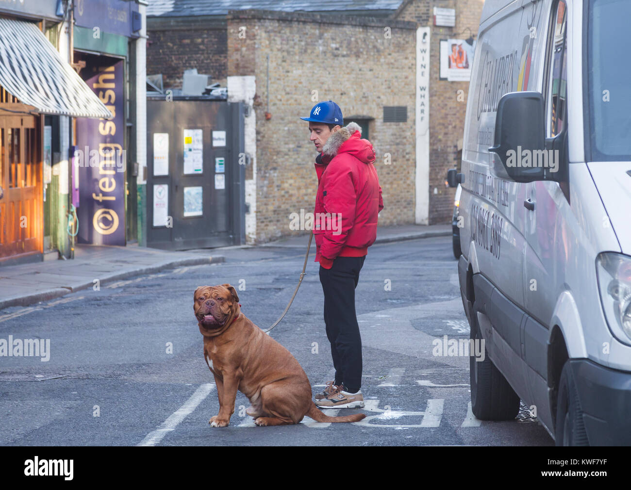 London, Stadtteil Southwark Ein Mann und sein Hund in eine Straße angrenzenden Borough Market Stockfoto