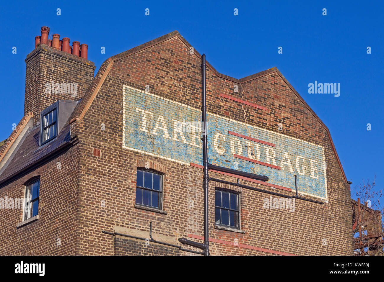 London, Stadtteil Southwark eine verblasste Werbung für Bier auf der Giebelseite des Gebäudes in einer Straße angrenzenden Borough Market Stockfoto