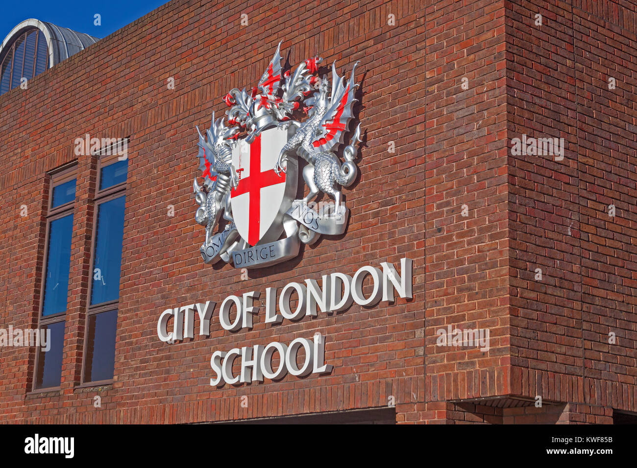 Die Stadt London Wappen schmücken die Fassade der Stadt London Schule Stockfoto