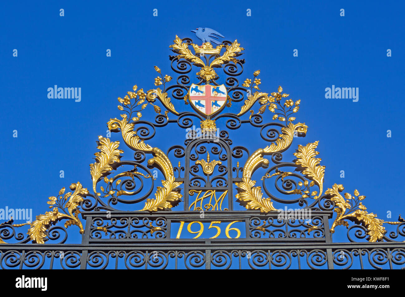 Stadt London das Herzstück der Tore des Royal College von Waffen im Queen Victoria Street Stockfoto