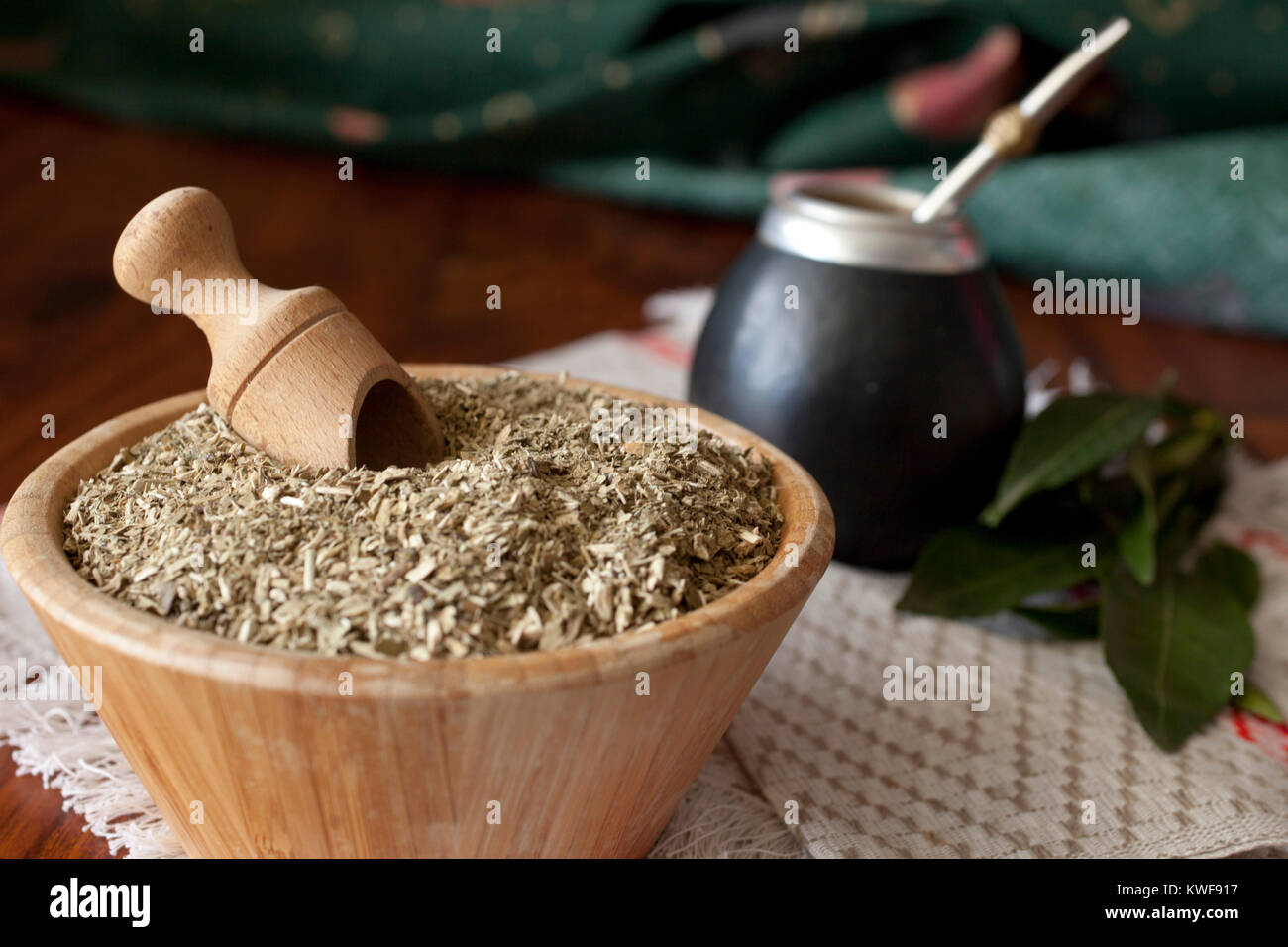 Yerba Mate in matero auf einem Tisch Stockfoto