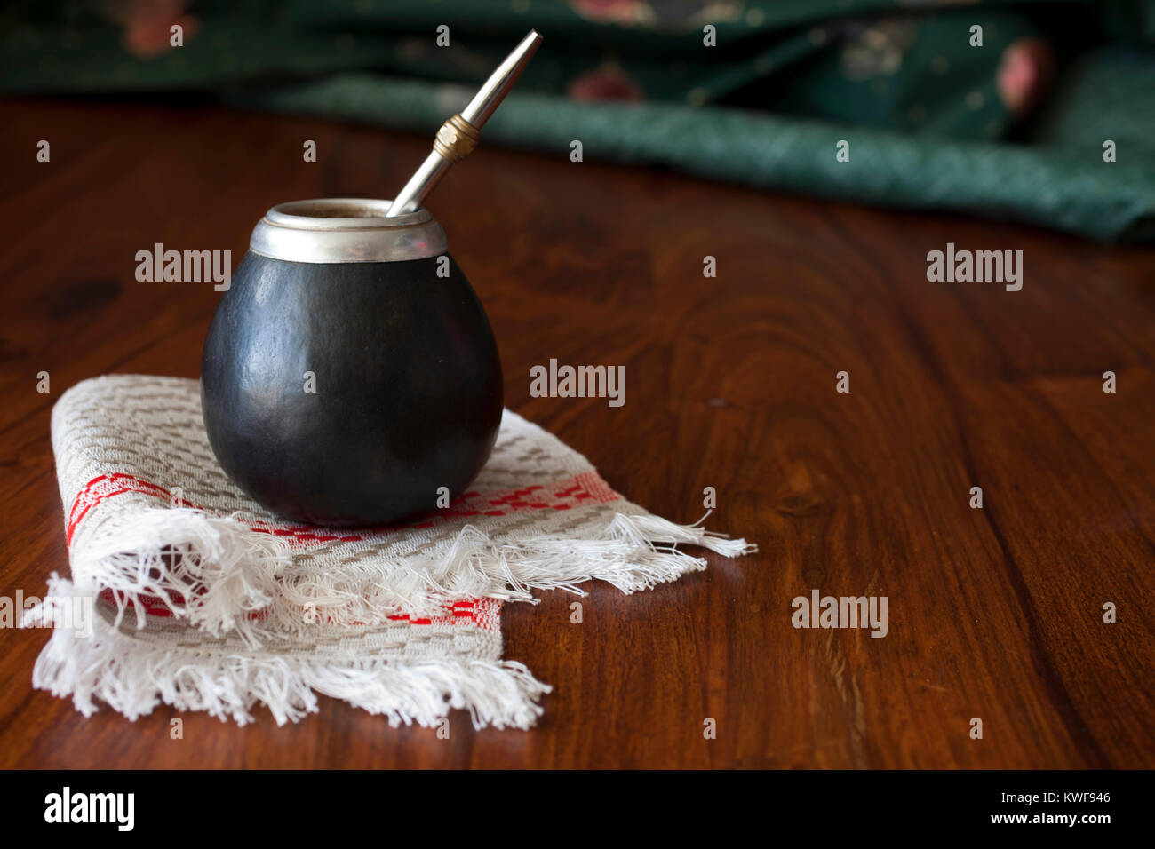 Yerba Mate in matero auf einem Tisch Stockfoto