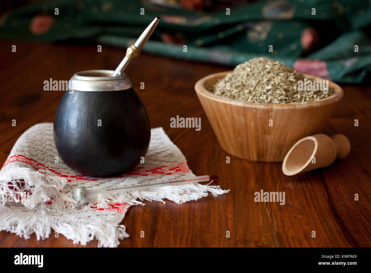 Yerba Mate in matero auf einem Tisch Stockfoto
