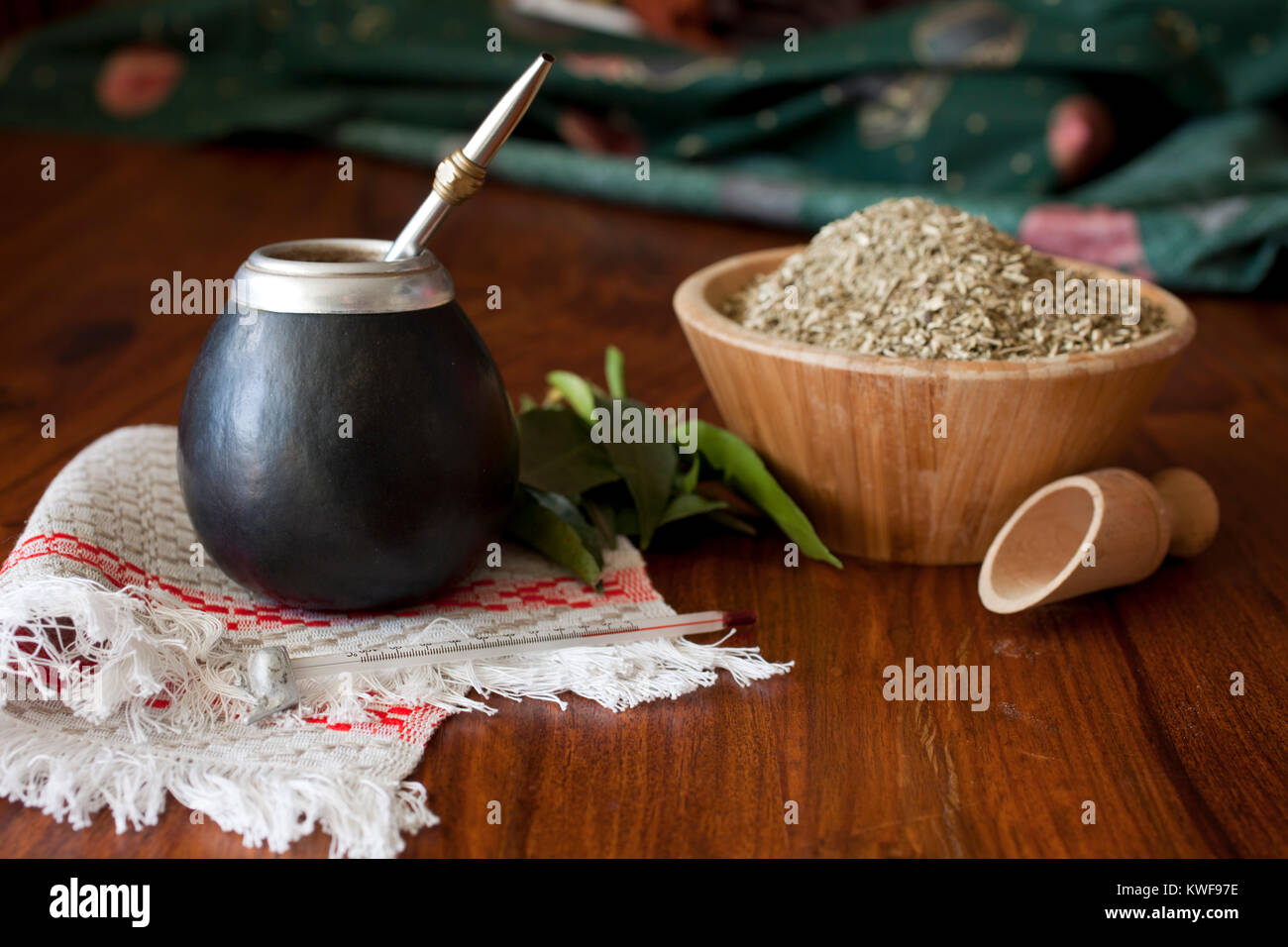Yerba Mate in matero auf einem Tisch Stockfoto