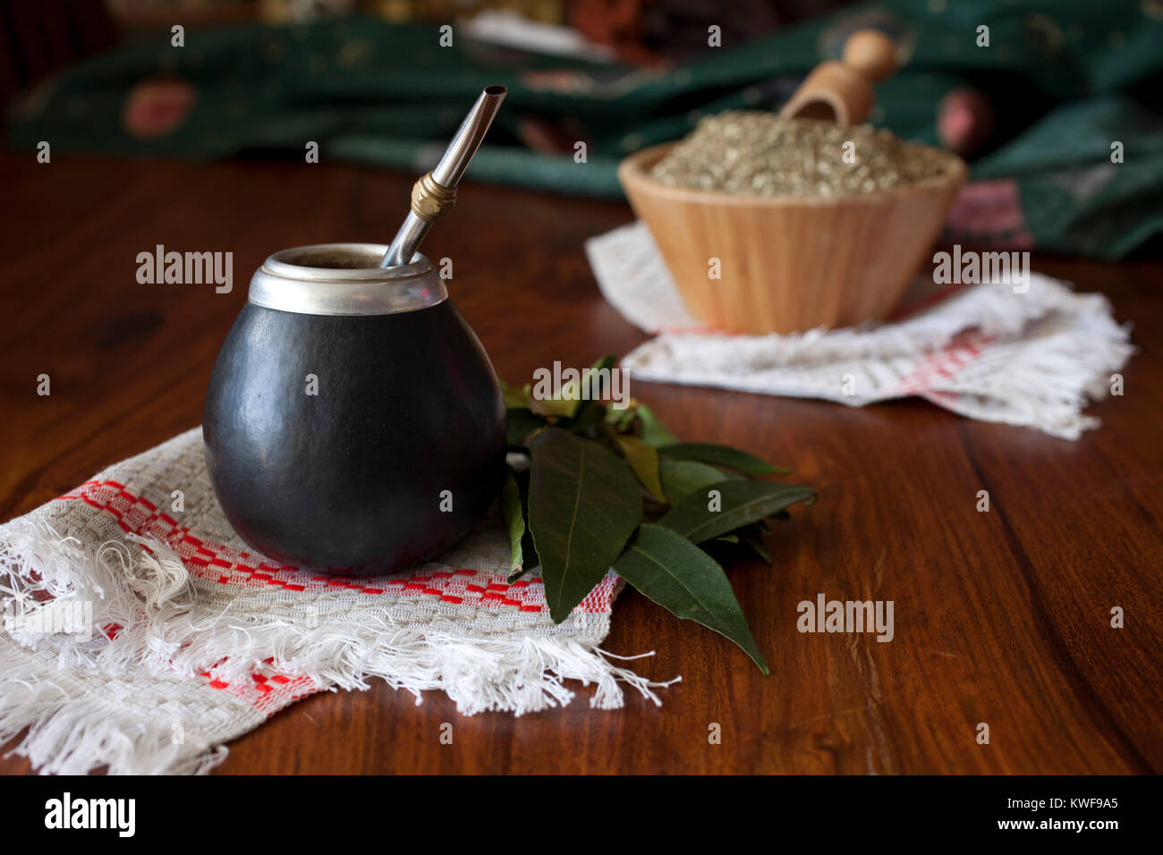 Yerba Mate in matero auf einem Tisch Stockfoto