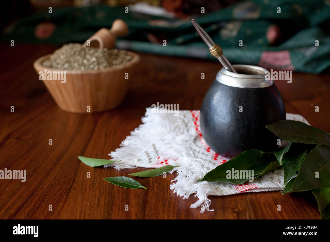 Yerba Mate in matero auf einem Tisch Stockfoto