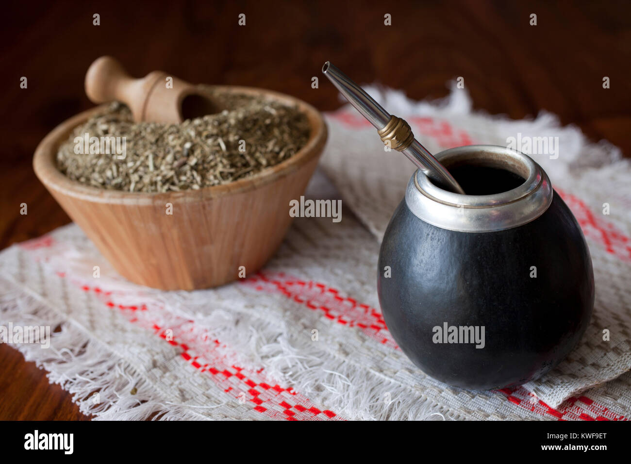 Yerba Mate in matero auf einem Tisch Stockfoto