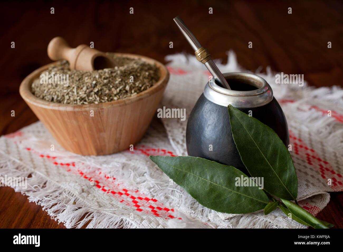 Yerba Mate in matero auf einem Tisch Stockfoto