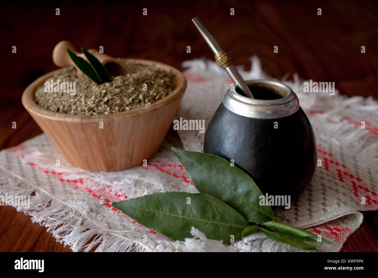 Yerba Mate in matero auf einem Tisch Stockfoto