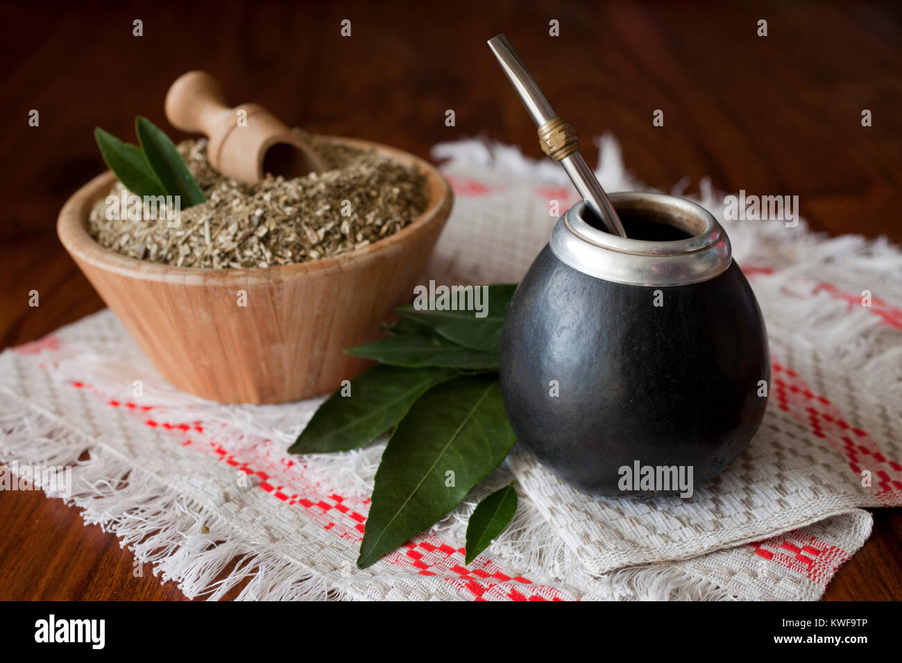 Yerba Mate in matero auf einem Tisch Stockfoto