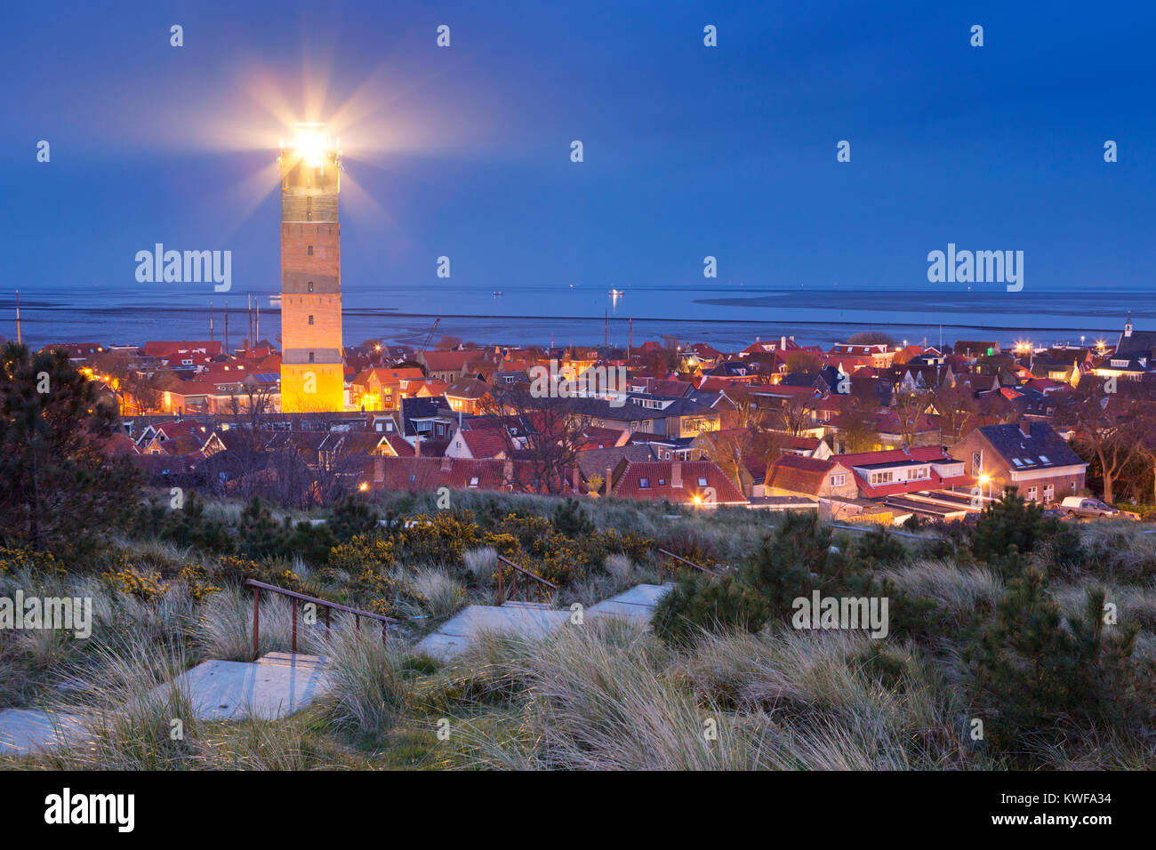 Der Leuchtturm Brandaris in West-Terschelling auf der Insel Terschelling in den Niederlanden in der Nacht. Stockfoto