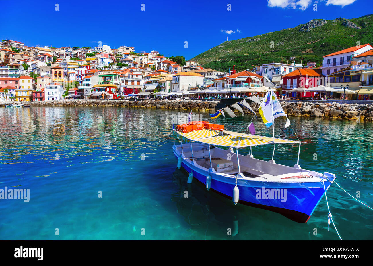 Beeindruckende Parga Dorf, mit bunten Häusern und azurblauen Meer, Griechenland. Stockfoto