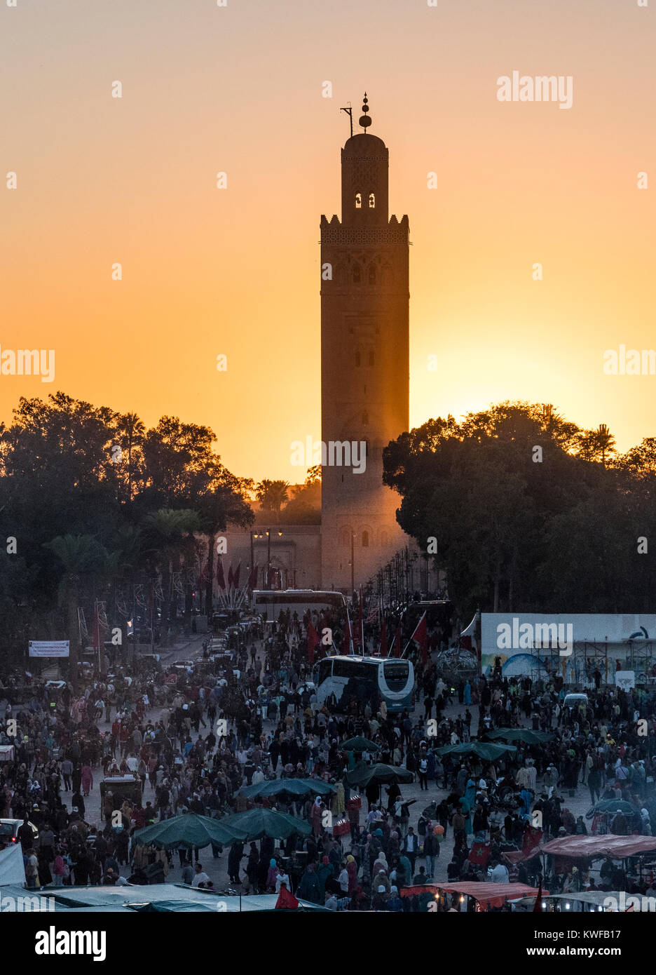 Dämmerung und untergehende Sonne hinter der Koutoubia Moique. Stockfoto